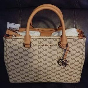 Never worn Mk purse!